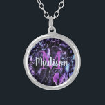 Collar Plateado Nombro de mármol morado Personalizado regalo perso<br><div class="desc">El lujoso Trendy Catchy Design impresionará tanto a ti como a la gente que te rodea. Además, puede añadir su toque al personalizar y personalizar el diseño a su manera para hacerlo especial. tu regalo será tan especial y tan diferente y todo eso sin sacrificar el lujo y el estilo...</div>