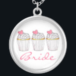Collar Plateado Novia Pastel de Corazón Rosa Cupcakes Cupcakes Col<br><div class="desc">El collar presenta un original ilustracion de marca de una hilera de quequitos de vainilla esmerilados con corazones rosados,  y BRIDE con una fuente divertida. ¡Un regalo perfecto para la novia!</div>