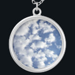 Collar Plateado Nubes esponjosas En El Cielo Azul<br><div class="desc">Un banco de nubes blancas esponjosas se rompe en pequeñas piezas espesas a lo largo del marco de la fotografía vertical. La cubierta de la nube es más densa a la izquierda y más dispersa a la derecha, revelando un cielo azul profundo que está oscuro cerca de la parte superior...</div>