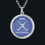 Collar Plateado Número personalizado del jersey del nombre del<br><div class="desc">Las características del este diseño personalizadas del hockey hierba 2 palillos de hockey hierba cruzados, una bola y el su nombre del jugador o del coche, nombre del equipo y jersey numeran. Personalice el color de fondo para hacer juego sus colores del equipo - apenas haga clic en el "personalizar"...</div>