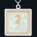 Collar Plateado Ocean Naranja Seahorse<br><div class="desc">¿Alguna vez has visto un caballito de mar cerca? Bueno, ahora obtienes esta gran obra de arte de Chariklia Zarris para añadir a tu amor por la colección de caballos marinos. Zarris crea algunas de las mejores obras de arte sobre la vida marina que relajarán y tranquilizarán tu día. Ponlo...</div>