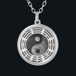 Collar Plateado Ocho Trigrams Yin Yang Grabado en relieve-Como<br><div class="desc">La balanza,  la energía y el buen feng-shui sean con usted dondequiera que usted vaya con este regalo del dragón grabado en relieve del negro y del símbolo de yang del yin de la plata circundados por los ocho Trigrams.</div>