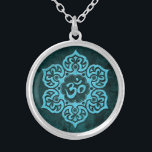 Collar Plateado Om Floral De Piedra Azul<br><div class="desc">Un diseño de Om azul claro se encuentra dentro de una flor de loto estilizada. Una sombra cae sobre el fondo texturado de piedra haciendo que la flor parezca flotar justo encima de la superficie del patrón. Seis elegantes hojas se extienden desde el centro del diseño para crear un hermoso...</div>