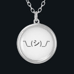 Collar Plateado Oops Shrug Emoticon ¯\_(シ)_/ Ø Kaomoji japonés<br><div class="desc">El Humor Geek Gracioso Kaomoji Con La Cabeza Innocent Oops Avergonzando Emoticonos Japoneses ASCII Texto Arte Cara Marcos. Globe Trotters se especializa en imágenes idiosincrásicas de todo el mundo. Aquí encontrará tarjetas de felicitación únicas,  postales,  Posters,  Mousepads y más.</div>