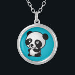 Collar Plateado Oso de panda alegre blanco y negro<br><div class="desc">Un ilustracion adorable y adorable de un oso panda blanco y negro sentado y luciendo feliz,  amistoso y adorable. Fondo azul turquesa.</div>