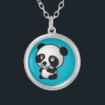 Collar Plateado Oso de panda alegre blanco y negro<br><div class="desc">Un ilustracion adorable y adorable de un oso panda blanco y negro sentado y luciendo feliz,  amistoso y adorable. Fondo azul turquesa.</div>