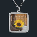 Collar Plateado País Boda Occidental Girasol<br><div class="desc">El encantador Boda Pendant Necklace, de estilo campestre, es un regalo personalizado y único para las novias. Esta personalizado de rústica y bonito, tema de rancho de moda, joyas bodas, presenta una pintoresca fotografía floral de botas de vaquero marrón, flor de girasol amarillo y madera de granero sobre satén blanco...</div>