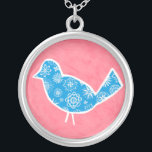 Collar Plateado Pájaro decorativo con patrones en fondo rosado<br><div class="desc">Megan Meagher creó esta encantadora pintura de un pájaro decorativo con motivos florales,  sobre un fondo rosado. ¿Tienes una pared vacía en tu guardería? ¡Esto sería una gran elección para llenarlo!</div>