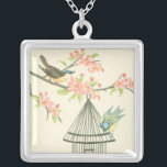 Collar Plateado Pájaros pequeños encaramados en una rama y en una<br><div class="desc">Nancy Slocum ha pintado muchas aves a lo largo de los años. Esta imagen retrata dos pequeños pájaros azules y amarillos encaramados en una rama rodeada de flores rosadas que parecen curiosos por una jaula. Obtén hoy esta interesante pieza de arte sobre la temática de las aves en tu producto...</div>