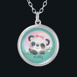 Collar Plateado Panda Bamboo<br><div class="desc">Panda súper lindo amistoso con los animales con lazo conteniendo bambú. ¡Un gran regalo para los fanáticos del panda, los amantes del panda o cualquiera que esté loco por los pandas! Un lindo y gracioso regalo panda para cada ocasión. Fácil personalización del nombre de la princesa y del tipo de...</div>