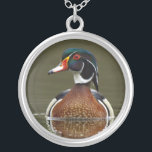 Collar Plateado Pato de madera sobre el agua<br><div class="desc">Hermoso pato de madera flotando en el agua</div>