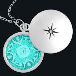 Collar Plateado Patrón de Aqua Monograma Personalizado Locket/Pend<br><div class="desc">Este Monograma Localizado/Pendante Personalizado en un Patrón de Flores de Aqua recubierto de placa plateada es tan bonito,  está destinado a ser un éxito con el receptor. Hace un excelente regalo para una dama de honor,  amiga,  novia,  madre.  Sólo personaliza con la letra requerida.</div>