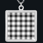 Collar Plateado Patrón de Gingham blanco y negro<br><div class="desc">Los cuadrados negros, blancos y grises forman una manta negrita y marcada. El patrón de gingham en blanco y negro fue creado desde cero. El blanco es transparente, así que puedes cambiarlo si quieres. Sólo tienes que hacer clic en el botón "Personalizar" y luego seleccionar un "Color de fondo impreso"...</div>