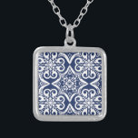 Collar Plateado Patrón marroquí azul y blanco<br><div class="desc">Elegante estampado marroquí azul y blanco. Este diseño está disponible en una variedad de colores y productos.</div>