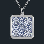 Collar Plateado Patrón marroquí azul y blanco<br><div class="desc">Elegante estampado marroquí azul y blanco. Este diseño está disponible en una variedad de colores y productos.</div>