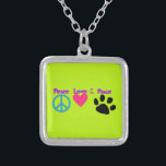 Collar Plateado Paz Amor y Paws<br><div class="desc">Dibujo lindo en colores de neón coloridos. 3 símbolos - una señal de paz, un corazón y una pata, con las palabras paz, amor y garras. Por los mascotas amantes de la paz.</div>