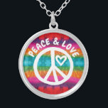 Collar Plateado Peace and Love Tie Dye Stripes<br><div class="desc">Muestra algo de paz y amor con este signo de paz blanca y forma de corazón con el texto "Paz y Amor". El fondo son coloridas franjas de tintes de tintes en un arcoiris de colores que incluyen rojo,  rosa,  verde,  azul,  púrpura,  naranja y amarillo.</div>