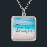 Collar Plateado Peace Love Sandy Feet Tropical Hawaii Beach Photo<br><div class="desc">"Paz, amor y pies arenosos". Recuerde el fresco olor a sal del aire del océano cuando utilice este impresionante collar fotográfico de colores vivos. Este collar se presenta en pequeños, medianos y grandes tamaños, así como en forma cuadrada y circular. Puedes pedir este collar en tu elección de metales de...</div>