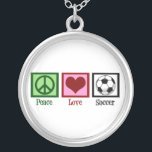 Collar Plateado Peace Love Soccer<br><div class="desc">Una señal de paz,  un corazón y una pelota de fútbol.</div>