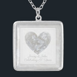 Collar Plateado personalizado del corazón por el 60 aniversario de<br><div class="desc">Elegante collar boda personalizado con un diseño diamantífero. El regalo perfecto para que un esposo le dé a su esposa cuando celebra el aniversario de su boda de diamantes para que los hijos le den a su mamá. El collar puede ser personalizado para mostrar los nombres del hombre y la...</div>