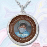 Collar Plateado Personalizado Feliz Regalos de Jubilación de Enfer<br><div class="desc">Nuestros regalos personalizados de retiro de enfermeras Happy Plated Necklace es una hermosa y sentimental opción de regalo para enfermeras jubiladas. Esto está diseñado para honrar sus años de trabajo duro y dedicación. Incluye una foto, y se puede personalizar el texto. El collar sirve como recordatorio de su impacto en...</div>