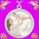 Collar Plateado Personalizado, nueva madre y foto de Recién nacido<br><div class="desc">Personalizado Nueva mamá y foto de Recién nacido Primer Día de la Madre Collar el collar plateado Este es el perfecto regalo personalizado de la nueva madre y el recién nacido foto de bebé de plata chapado en chapa redondeado de collar de locket para el primer día de la madre....</div>