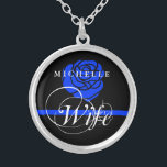Collar Plateado Personalizado subió Blue Line fino de la esposa<br><div class="desc">Un azul fino personalizado hermoso y un collar conocido de encargo color de rosa adaptaron hacia los cónyuges femeninos de la aplicación de ley.  El rosa azul es indicativo de los cónyuges femeninos de la aplicación de ley pues la línea azul fina es indicativa a la ley-aplicación en general.</div>