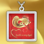 Collar Plateado Pescado dorado en monograma de Relieve metalizado<br><div class="desc">Fondo de Relieve metalizado rojo con corazón dorado,  texto y pez dorado para que usted pueda personalizar a sus necesidades. ¡Esparcen en cada riña!</div>