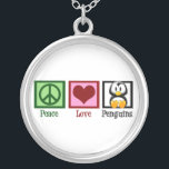 Collar Plateado Pingüinos de amor por la paz<br><div class="desc">Un signo de paz verde,  corazón rojo y un pingüino lindo. Me encantan los regalos de animales de bonito.</div>