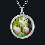 Collar Plateado Pink Lady Slipper Wild Orchid<br><div class="desc">Foto de Sandy Closs,  tomada en Lake Arrowhead Ga. Forma de deslizador rosa claro con venas rosadas más oscuras. Encontrados creciendo silvestre en el bosque,  bajo algunos pinos orquídeas de flores rosadas florales florales naturaleza boda simpatía primavera rosa de bosques</div>