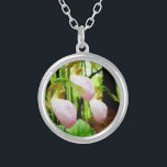Collar Plateado Pink Lady Slipper Wild Orchid<br><div class="desc">Foto de Sandy Closs,  tomada en Lake Arrowhead Ga. Forma de deslizador rosa claro con venas rosadas más oscuras. Encontrados creciendo silvestre en el bosque,  bajo algunos pinos orquídeas de flores rosadas florales florales naturaleza boda simpatía primavera rosa de bosques</div>