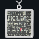 Collar Plateado Pintura de alfabeto de Norman Wyatt<br><div class="desc">Si te gusta tomar exámenes de visión,  ¡entonces esta pintura es para ti! La letra del alfabeto inglés se impone unos sobre otros,  casi oscureciéndolos en este cuadro de Norman Wyatt. La letra Y destaca gracias a su coloración rosa.</div>