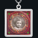 COLLAR PLATEADO PLANTILLA FOTOGRÁFICA FLORENCIA RENACIMIENTO FRUTA<br><div class="desc">Elegante,  clásico,  vibrante arte renacentista,  obra maestra de Bottega della Robbia ( Florencia - Italia ) en colores vivos rojo,  verde,  morado,  marrón .</div>