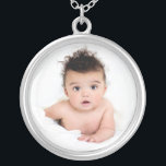 Collar Plateado Plantilla personalizada de fotos para bebés<br><div class="desc">Añada la foto de su bebé a este collar para un regalo personalizado maravilloso o para usted mismo. Es una opción maravillosa para las vacaciones, el día de la madre, el día de los abuelos y otras ocasiones especiales. Cargue la foto seleccionada en lugar de la foto de ejemplo mostrada...</div>