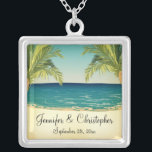 Collar Plateado Playa de verano y palmeras Boda Memento<br><div class="desc">Un diseño boda de temática playera para un boda de verano con una imagen del océano y de la arena de la playa con palmeras enmarcadas en el paisaje. Perfecto para los que planean una boda tranquila e informal. El texto es totalmente personalizable para su propia ocasión especial. Coordina con...</div>