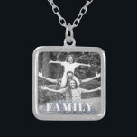 Collar Plateado *~* Purpurina de fotografía de la FAMILIA AP42 Sil<br><div class="desc">SQUARE NECKLACE - Letras en PURPURINA y en blanco (ID de búsqueda AP42 para diseños similares en varios productos ) * Recuerdo mejorado energéticamente Keepsake recuerdos familia de memoria. Sube tu imagen familiar. En este momento el texto dice "FAMILIA". Hay un área de texto disponible. Personaliza el Personalizar del color...</div>