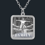 Collar Plateado *~* Purpurina de fotografía de la FAMILIA AP42 Sil<br><div class="desc">SQUARE NECKLACE - Letras en PURPURINA y en blanco (ID de búsqueda AP42 para diseños similares en varios productos ) * Recuerdo mejorado energéticamente Keepsake recuerdos familia de memoria. Sube tu imagen familiar. En este momento el texto dice "FAMILIA". Hay un área de texto disponible. Personaliza el Personalizar del color...</div>