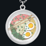 Collar Plateado Ramen Noodles Bowl Restaurante japonés de comida g<br><div class="desc">El diseño presenta un original ilustracion de marca de un tazón caliente humeante de deliciosos fideos de ramen con cerdo, maíz, huevos, repollo de bok y cebollas verdes. Ideal para los amantes de las ramen o de la comida japonesa. En esta tienda también hay una gran variedad de productos de...</div>