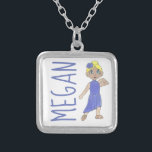 Collar Plateado Recital moderno de danza lírica púrpura personaliz<br><div class="desc">El diseño presenta un original ilustracion de marca de un chica rubio, bailarín lírico (o moderno) con un traje morado y zapatos líricos de t-strap. ¡Perfecto para tu bailarina de letras, profesor de baile o coreógrafo favorito! Este ilustracion también está disponible en otros productos. También se proponen numerosos diseños temáticos...</div>