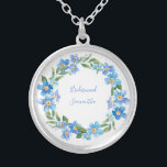 Collar Plateado Regalo de fiesta de boda floral amarilla monograma<br><div class="desc">Monograma este encantador collar de flores azules y amarillas de plata para tu fiesta nupcial y la madre de la novia,  así como la madre del novio.</div>