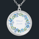Collar Plateado Regalo de fiesta de boda floral amarilla monograma<br><div class="desc">Monograma este encantador collar de flores azules y amarillas de plata para tu fiesta nupcial y la madre de la novia,  así como la madre del novio.</div>