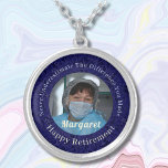 Collar Plateado Regalos de jubilación de enfermeras felices y pers<br><div class="desc">Nuestros regalos personalizados de retiro de enfermeras Happy Plated Necklace es una hermosa y sentimental opción de regalo para enfermeras jubiladas. Esto está diseñado para honrar sus años de trabajo duro y dedicación. Incluye una foto, y se puede personalizar el texto. El collar sirve como recordatorio de su impacto en...</div>
