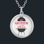 Collar Plateado Reina Del Grill, Rojo De La Corona Rosa<br><div class="desc">Celebra esa Reina del Grill en tu vida con este divertido,  moderno y genial gráfico de ilustracion. Perfecto para el Día de la Madre,  cumpleaños de mamá,  4 de julio Día de la Independencia o solamente para conmemorar una barbacoa de verano.</div>