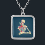 Collar Plateado Retro Skeleton<br><div class="desc">Felices esqueletos sonrientes con la mano humilde sobre su barbilla, hechos en colores retro.</div>