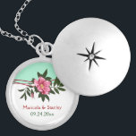 Collar Plateado Rosa silvestre floral boda menta verde keepsake<br><div class="desc">Collar de boda floral rosa rosado y salvaje con pinzas de sake verde, con un hermoso rosa salvaje de color rosa con hojas verdes oscuras, líneas onduladas rojas y elementos de medio tono sobre fondo blanco y verde menta. Este moderno, elegante y romántico diseño tradicional se puede utilizar para ocasiones...</div>