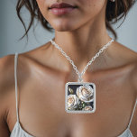Collar Plateado Rosas blancas preciosas con detalles dorados<br><div class="desc">Para los románticos,  los amantes de los rosas,  las parejas bodas,  las celebraciones del aniversario de los bodas,  los cumpleaños u otras ocasiones. ¡Y por supuesto "así como así"! Los preciosos rosas fueron creados usando inteligencia artificial basada en una de mis fotografías. ¡Una idea de regalo maravillosa!</div>