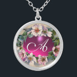 Collar Plateado Rosas SALVAJES CON PIEDRA DE GIMNASIO DE FUCHSIA R<br><div class="desc">Elegante, elegante y clásico diseño floral. Hermosos rosas de perros de color rosa con una brillante fucsia amethyst gem stone .3D y elaboración digital al estilo vintage de Bulgan Lumini (c) Fácil de personalizar con sus iniciales y propio texto como invitación de ceremonia de bodas, tarjetas de lugar, salven la...</div>
