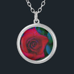 Collar Plateado Roses rojos con tonos azules<br><div class="desc">Roses rojos con tonos azules Rojo Rosa Lovely color rojo rosa fondo leído para personalizar con tu texto. Genial para cualquier amante rosa. Foto de Sandy Closs, tomada en Lake Arrowhead. "rosa roja" "rosas rojas" "rosa rosada" "rosas rosas rosas rosas" "bodas" "regalo de amor" "flor roja" "flores rojas" "rosas de...</div>