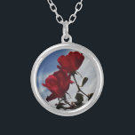 Collar Plateado Roses rojos contra un brillante cielo azul<br><div class="desc">Roses rojos contra un cielo azul brillante. Foto de Sandy Closs,  tomada en Lake Arrowhead. "rosa roja" "rosas rojas" "rosa rosada" "rosas rosas rosas rosas" "bodas" "regalo de amor" "flor roja" "flores rojas" "rosas de flores rojas" azul rojo "regalos con rosas"</div>