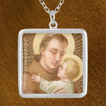 Collar Plateado San Antonio de Padua y el Niño Jesús (JM 05)<br><div class="desc">San Antonio de Padua (1195-1231) es uno de los santos más populares de la Iglesia. Presentada por primera vez como un motivo artístico en el siglo XVII, St. Anthony que sostiene al Niño Cristo ha sido traducida a todos los medios artísticos de todo el mundo, especialmente donde los misioneros franciscanos...</div>